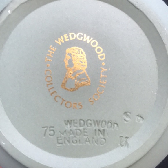 Wedgwood Collectors Society Jasperware Bud Vase Sage Green/White Relief Figures - Picture 7 of 7